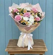 Букет цветов из:  Гвоздики, Орхидеи и Розы в Кировской