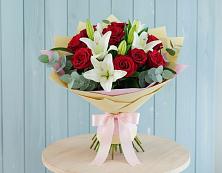 Букет цветов из:  Лилии и Розы в Кировской