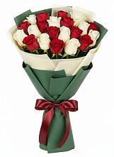 Букет Микс из красных и белых роз в Кировской