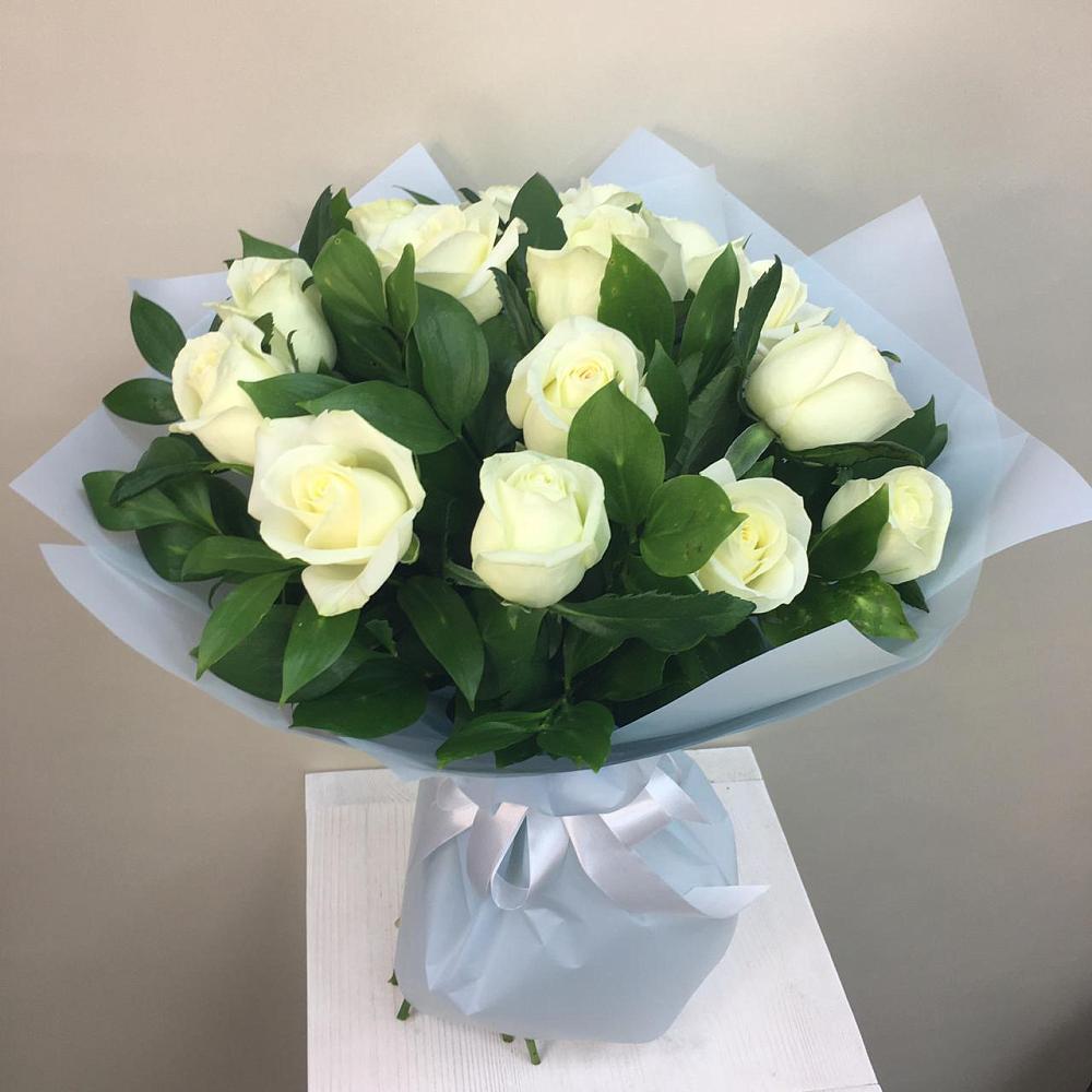 Букет 15 Белых роз Проуд в Кировской