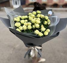 Букет Белые кустовые розы Солинеро в Кировской