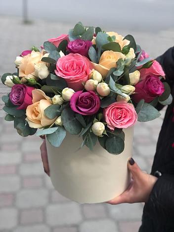 Цветочная композиция из Розы в шляпной коробке в Кировской