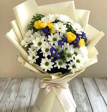 Букет цветов из:  Ирисы, Хризантемы и Розы в Кировской