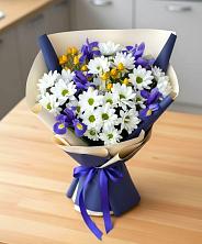 Букет цветов из:  Розы, Ирисы и Хризантемы в Кировской