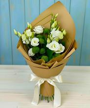 Букет цветов из:  Хризантемы и Лизиантусы в Кировской