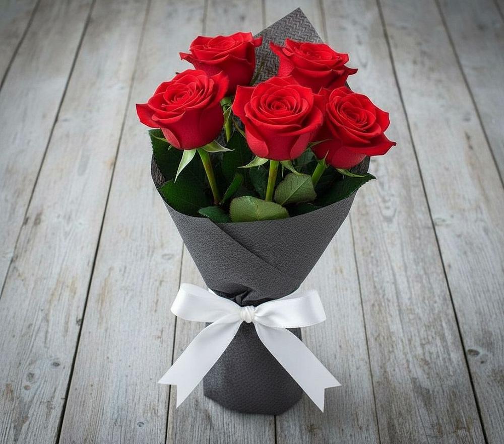 Букет 5 Красных роз Эдлесс Лав в Кировской