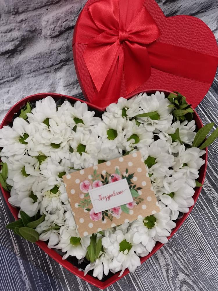 Цветочная композиция из Хризантемы в виде сердца в Кировской